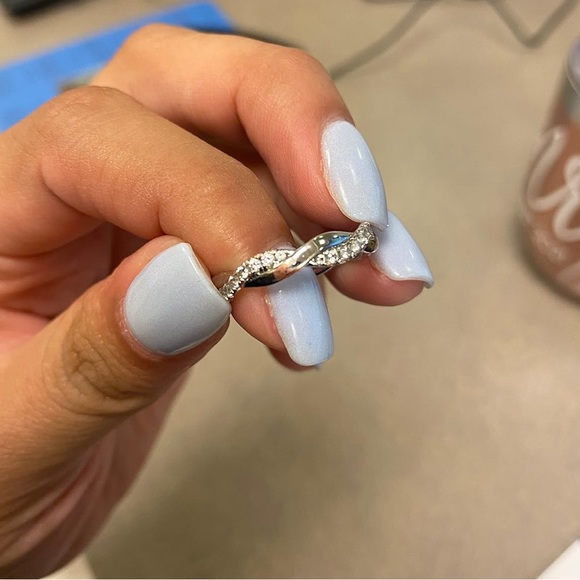 New S925 Diamond Twist Ring - Picture 9 of 10